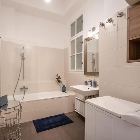 Stollar Apartment, Danube View *