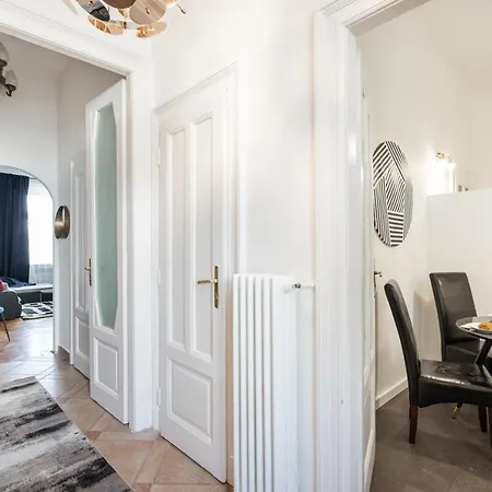 Stollar Apartment, Danube View 아파트 *