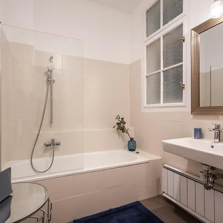 Stollar Apartment, Danube View 아파트 *